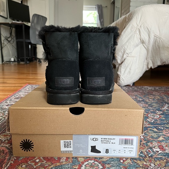 UGG Mini Bailey Button II Black, size 8 - Picture 5 of 8